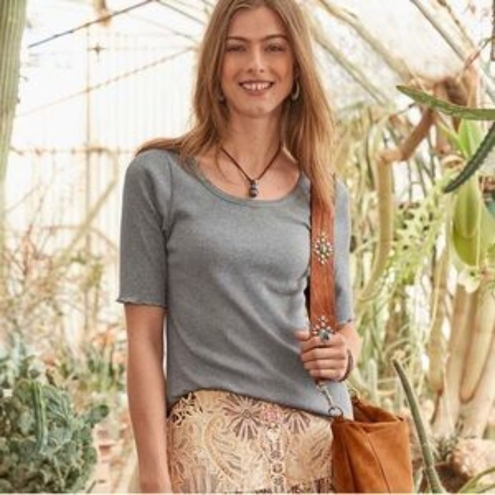 SUNDANCE Ribbed Scalloped Hem Uber Tee - Medium